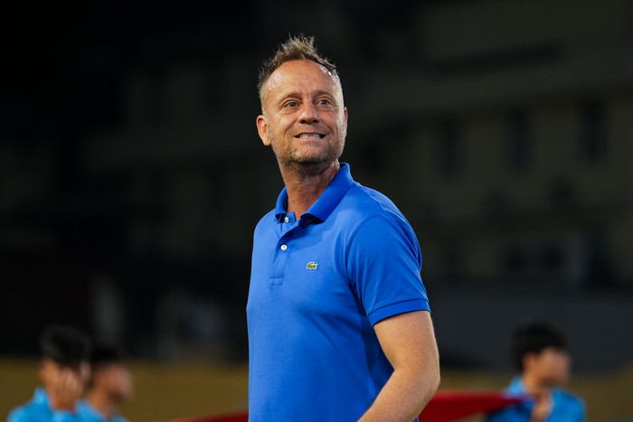 HLV Polking bày tỏ nỗi buồn vì thua Buriram. Ảnh: CLB CAHN