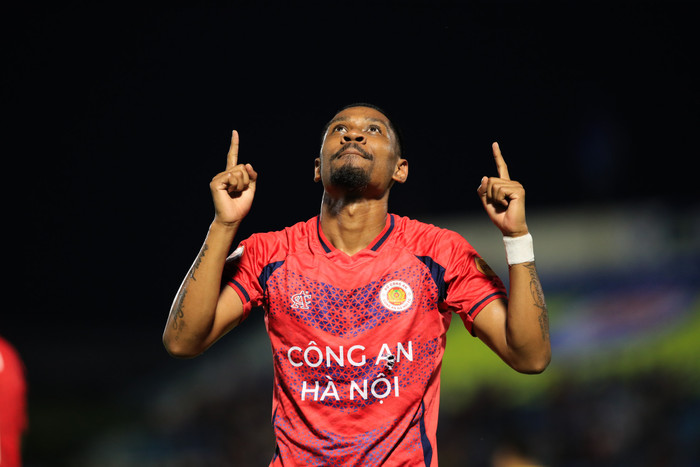 Sau khi được HLV Kim Sang Sik triệu tập lên đội tuyển Việt Nam, Jason Quang Vinh đã có những chia sẻ đầu tiên trên mạng xã hội.  Ảnh: CLB CAHN