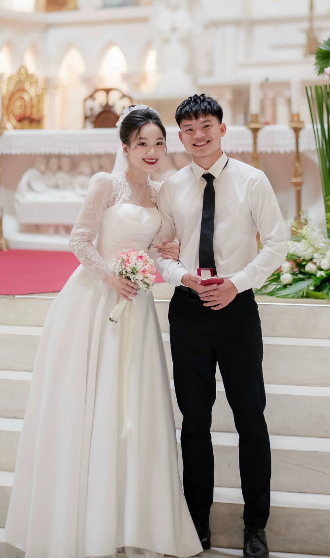 Hồ Văn Cường và Nguyễn Linh tại lễ cưới ở nhà thờ được diễn ra vào đầu tháng 5 vừa qua. Ảnh: Sưu tầm