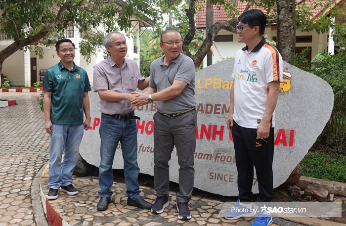 Bầu Đức rất quý mến HLV Park Hang Seo. Ảnh: Linh Hùng