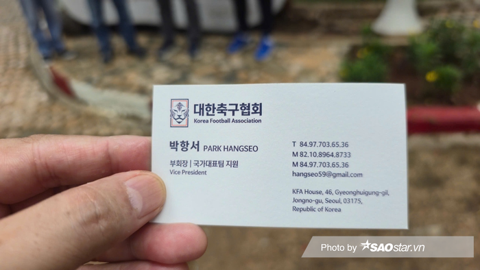 Một tấm card visit của HLV Park Hang Seo gửi bầu Đức với chức danh Phó Chủ tịch Liên đoàn Bóng đá Hàn Quốc. Ảnh: Linh Hùng