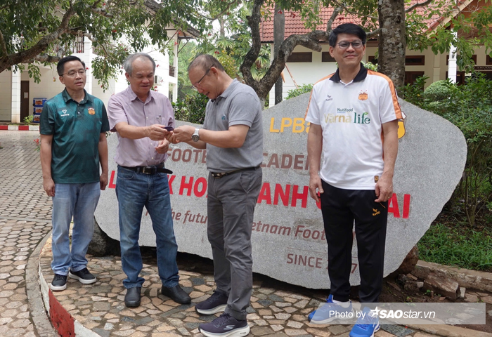 Nghĩa tình HLV Park Hang Seo dành cho bầu Đức Ảnh 2