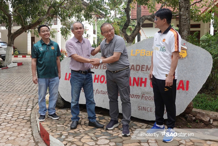 HLV Park Hang Seo lên Gia Lai để chia sẻ niềm vui với bầu Đức, một hành động cho thấy nghĩa tình của cả hai rất bền chặt. Ảnh: Linh Hùng