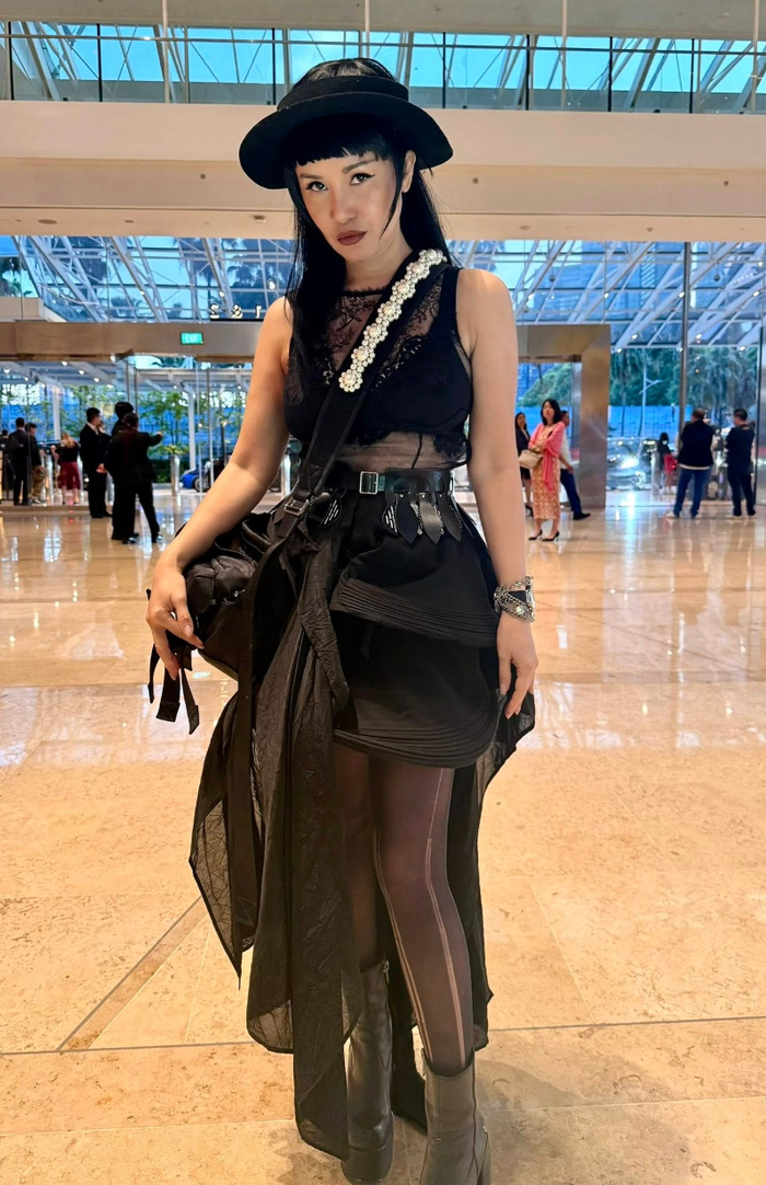 Showbiz 24h: Diva Hồng Nhung ăn diện cá tính, thể hiện sự phấn khích khi theo dõi đêm nhạc của Lady Gaga. Ảnh: FBNV