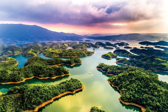 Khu cảnh Tà Đùng nhìn từ trên cao với nhiều khu nhỏ. (Ảnh: New tour)