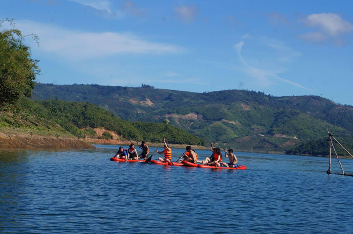 Hoạt động chèo súp tại Tà Đùng hòa mình cùng dòng nước xanh mát. (Ảnh: Glamp trip)
