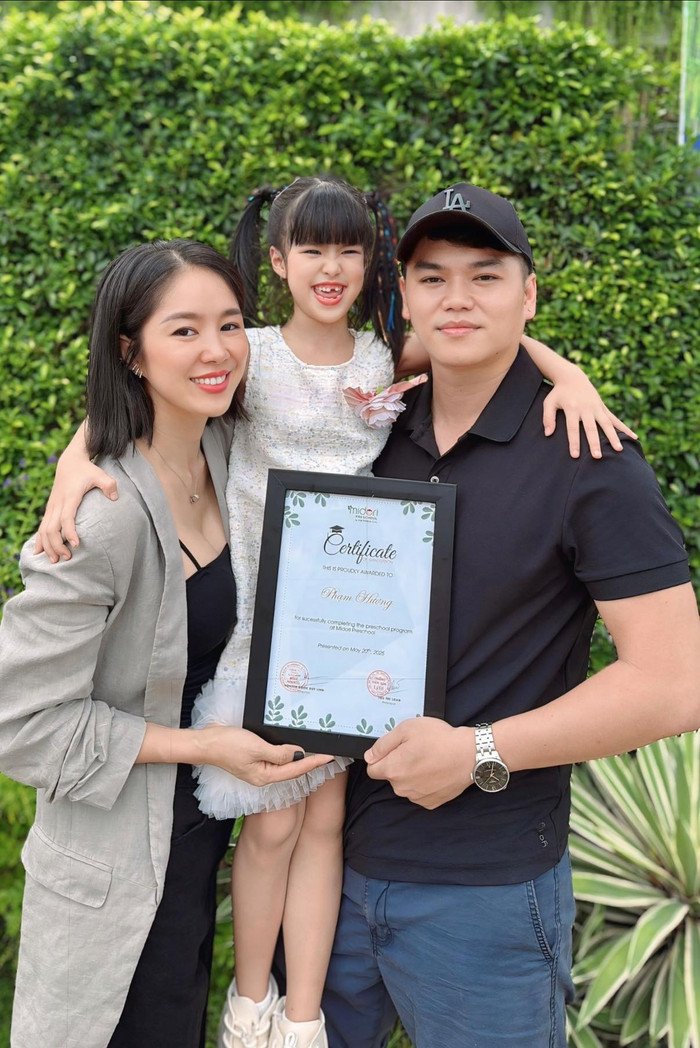 Bé Bông được nhiều người nhận xét là thừa hưởng nhiều nét ngoại hình giống bố. (Ảnh FBNV)