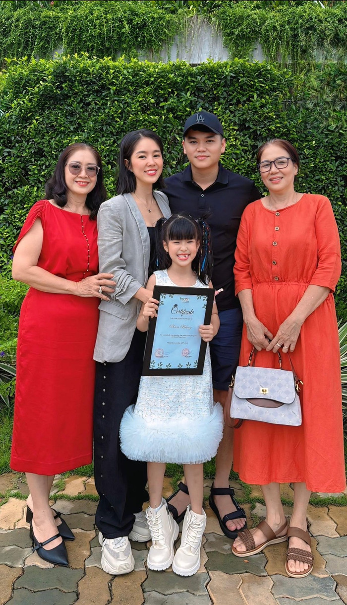 Lê Phương khoe ảnh cả nhà sum họp, cùng chúc mừng con gái tốt nghiệp mẫu giáo. (Ảnh FBNV)