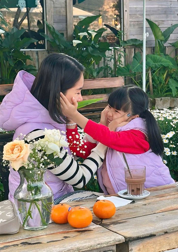 Tuy bận rộn với công việc, Lê Phương vẫn không quên thu xếp để dành thời gian cho gia đình. (Ảnh FBNV)