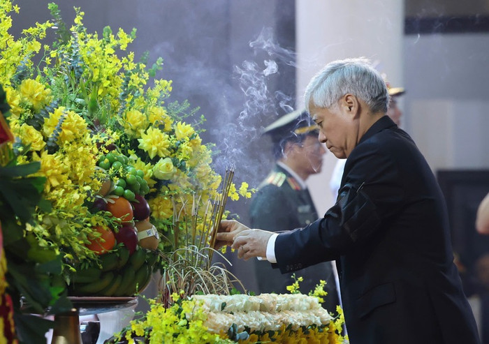 Chủ tịch Ủy ban Trung ương Mặt trận Tổ quốc Việt Nam Đỗ Văn Chiến dâng hương viếng đồng chí Trần Đức Lương - Ảnh: VGP/Nhật Bắc 