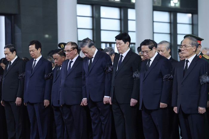 Đoàn Ban Chấp hành Trung ương Đảng Cộng sản Việt Nam do đồng chí Tô Lâm, Tổng Bí thư Ban Chấp hành Trung ương Đảng, làm Trưởng đoàn viếng nguyên Chủ tịch nước Trần Đức Lương - Ảnh: VGP/Nhật Bắc 