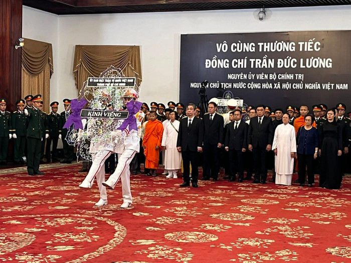 Đoàn MTTQ Việt Nam TPHCM và các tổ chức xã hội tại TPHCM vào viếng nguyên Chủ tịch nước Trần Đức Lương - Ảnh: VGP/Anh Đức