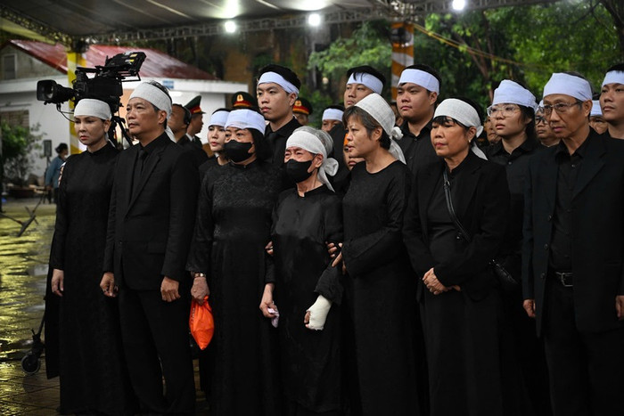 Đoàn gia đình nguyên Chủ tịch nước Trần Đức Lương viếng đồng chí - Ảnh: VGP/Nhật Bắc 