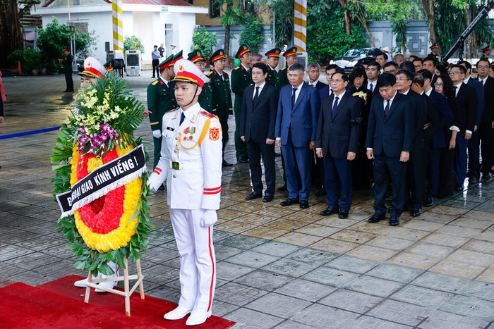 Đoàn Bộ Ngoại giao do đồng chí Bùi Thanh Sơn, Ủy viên Trung ương Đảng, Phó Thủ tướng Chính phủ, Bộ trưởng Bộ Ngoại giao làm Trưởng đoàn viếng đồng chí Trần Đức Lương - Ảnh: VGP/Nhật Bắc