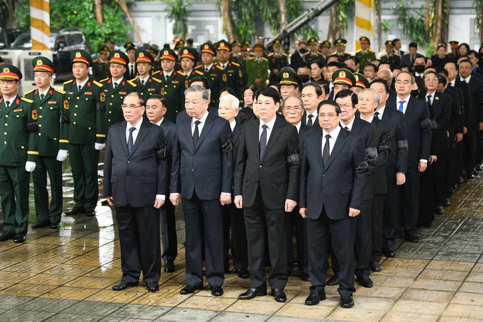 Đoàn Ban Chấp hành Trung ương Đảng Cộng sản Việt Nam do đồng chí Tô Lâm, Tổng Bí thư Ban Chấp hành Trung ương Đảng, làm Trưởng đoàn vào viếng đồng chí Trần Đức Lương, nguyên Chủ tịch nước - Ảnh: VGP/Nhật Bắc