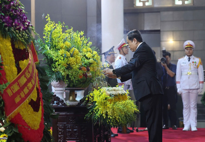 Chủ tịch Quốc hội Trần Thanh Mẫn dâng hương viếng nguyên Chủ tịch nước Trần Đức Lương - Ảnh: VGP/Nhật Bắc 
