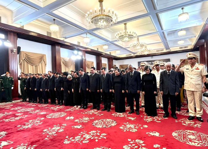 Các đồng chí lãnh đạo, nguyên lãnh đạo Đảng, Nhà nước viếng nguyên Chủ tịch nước Trần Đức Lương tại Hội trường Thống Nhất, Thành phố Hồ Chí Minh - Ảnh: VGP/Anh Đức