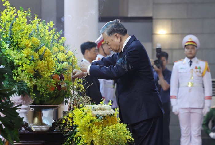 Đồng chí Tô Lâm, Tổng Bí thư Ban Chấp hành Trung ương Đảng, dâng hương viếng nguyên Chủ tịch nước Trần Đức Lương - Ảnh: VGP/Nhật Bắc