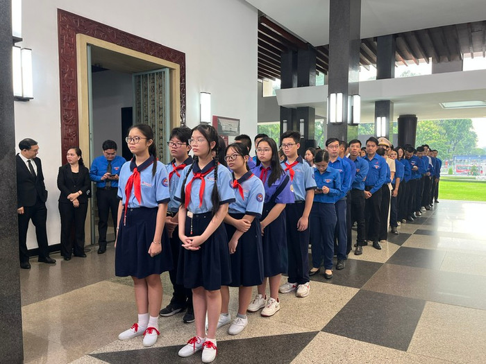 Đông đảo các tổ chức xã hội, đoàn viên thanh niên, sinh viên, các em thiếu niên TPHCM vào viếng nguyên Chủ tịch nước Trần Đức Lương - Ảnh: VGP/Anh Đức