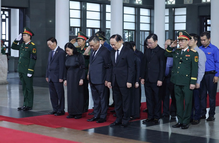 Đoàn Thành ủy, Hội đồng nhân dân, Ủy ban nhân dân, Ủy ban Mặt trận Tổ quốc thành phố Hà Nội do đồng chí Bùi Thị Minh Hoài, Ủy viên Bộ Chính trị, Bí thư Thành ủy Hà Nội, làm Trưởng đoàn viếng đồng chí Trần Đức Lương, nguyên Chủ tịch nước - Ảnh: VGP/Nhật Bắc