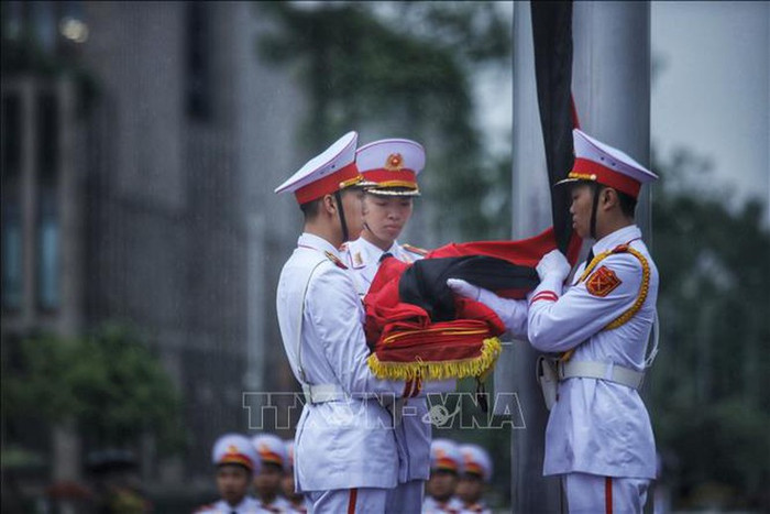 Đội tiêu binh thực hiện các nghi thức treo cờ rủ Lễ Quốc tang nguyên Chủ tịch nước Trần Đức Lương sáng 24/5 tại Quảng trường Ba Đình - Ảnh: TTXVN