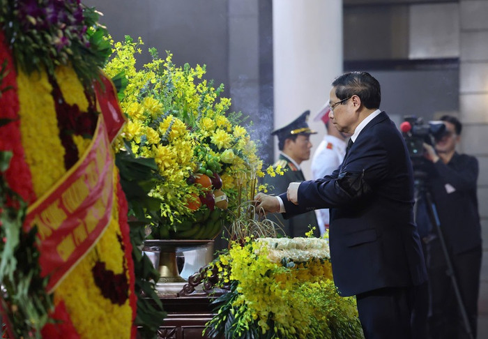 Thủ tướng Chính phủ Phạm Minh Chính dâng hương viếng nguyên Chủ tịch nước Trần Đức Lương - Ảnh: VGP/Nhật Bắc 