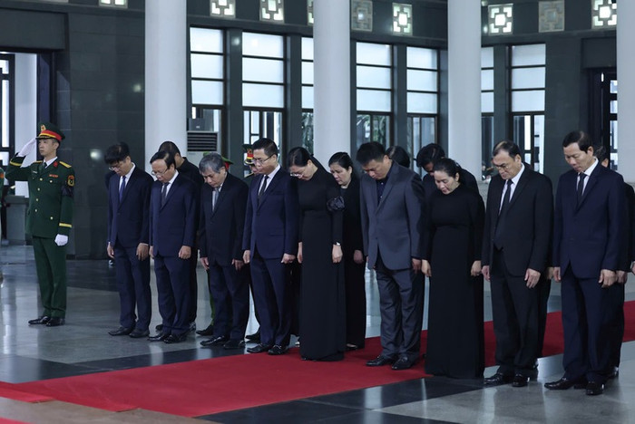 Đoàn Thành ủy, Hội đồng nhân dân, Ủy ban nhân dân, Ủy ban Mặt trận Tổ quốc tỉnh Quảng Ngãi do đồng chí Bùi Thị Quỳnh Vân, Ủy viên Trung ương Đảng, Bí thư Tỉnh ủy Quảng Ngãi, làm Trưởng đoàn viếng nguyên Chủ tịch nước Trần Đức Lương, người con ưu tú của quê hương Quảng Ngãi - Ảnh: VGP/Nhật Bắc 