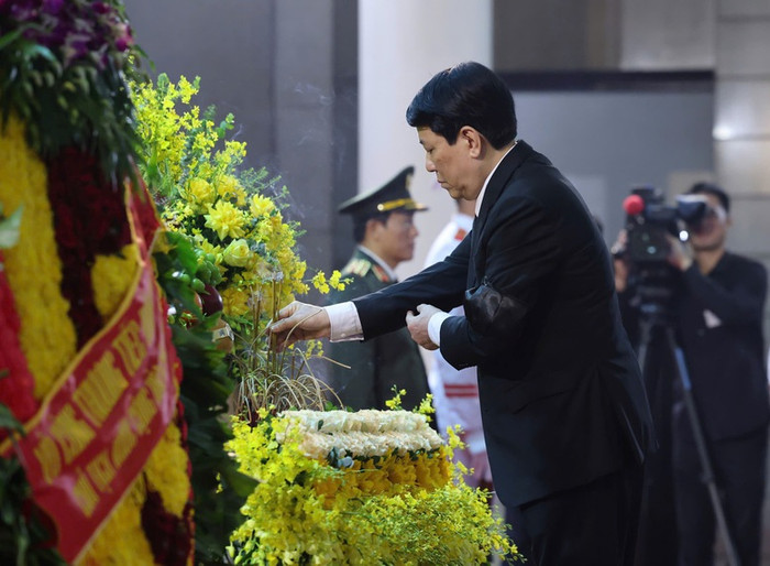 Chủ tịch nước Lương Cường dâng hương viếng nguyên Chủ tịch nước Trần Đức Lương - Ảnh: VGP/Nhật Bắc 