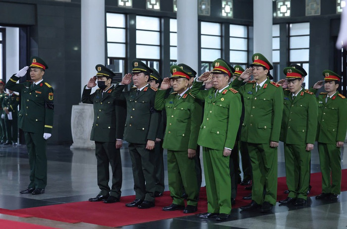 Đoàn Đảng ủy Công an Trung ương, Bộ Công an do Thượng tướng Trần Quốc Tỏ, Ủy viên Trung ương Đảng, Phó Bí thư Đảng ủy Công an Trung ương, Thứ trưởng Bộ Công an làm Trưởng đoàn viếng đồng chí Trần Đức Lương - Ảnh: VGP/Nhật Bắc