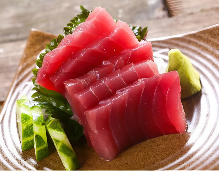 Cá ngừ còn có thể ăn tươi sống để thưởng thức trọn vẹn hương vị món ăn. (Ảnh sưu tầm)