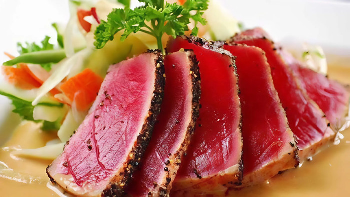 Món cá ngừ đại dương áp chảo, sốt tiêu xanh. (Ảnh minh họa)