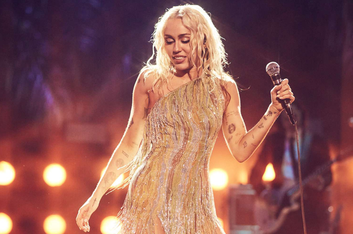 Showbiz 24h: Miley Cyrus khẳng định cô vẫn hát live hoàn toàn trong các sản phẩm âm nhạc và trình diễn dù gặp sự cố sức khoẻ. Ảnh: Sưu tầm