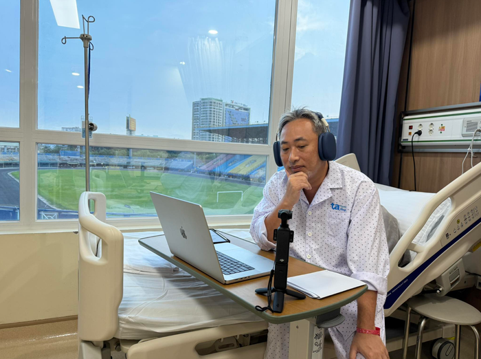 Showbiz 24h: Đạo diễn Nguyễn Quang Dũng cho biết, sức khoẻ hiện đã ổn định. Anh hiện tại đang duy trì uống thuốc, ăn uống khoa học và tập luyện hợp lý để phục hồi sau khi điều trị nhồi máu cơ tim. Ảnh: FBNV