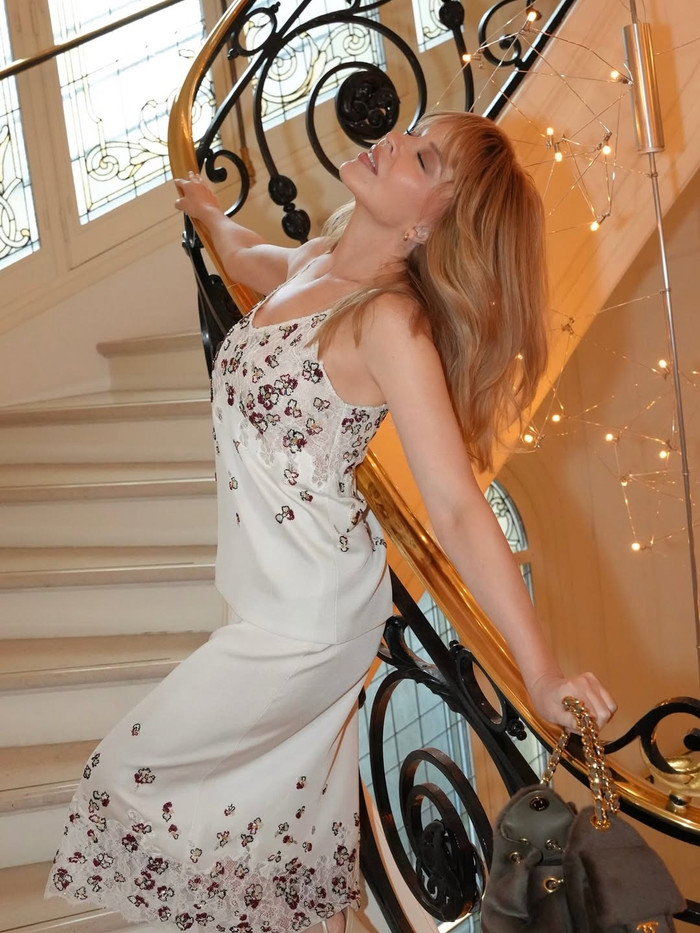 Nữ ca sĩ diện váy xẻ táo bạo, nhan sắc tuổi 57 khiến mạng xã hội bùng nổ Ảnh 4