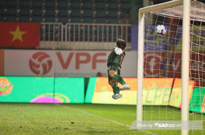 Thủ môn Bùi Tiến Dũng có khả năng lớn phải cùng CLB Đà Nẵng xuống hạng Nhất. Ảnh: Linh Hùng