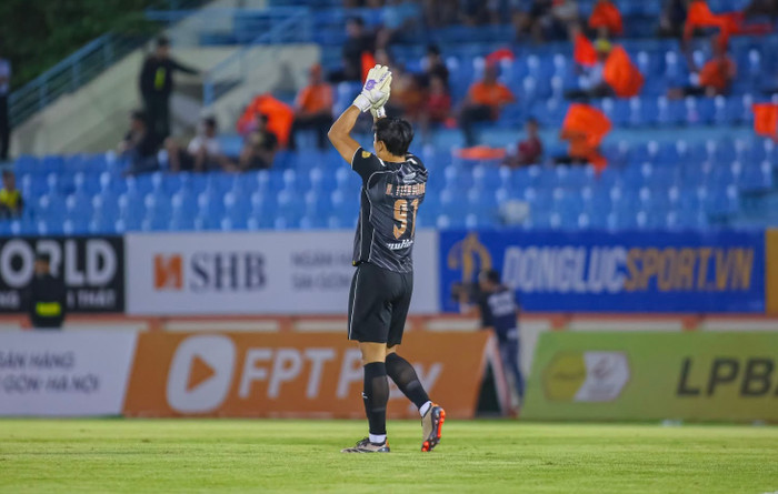 Đoạn kết buồn cho thủ môn Bùi Tiến Dũng? Ảnh: CLB Đà Nẵng