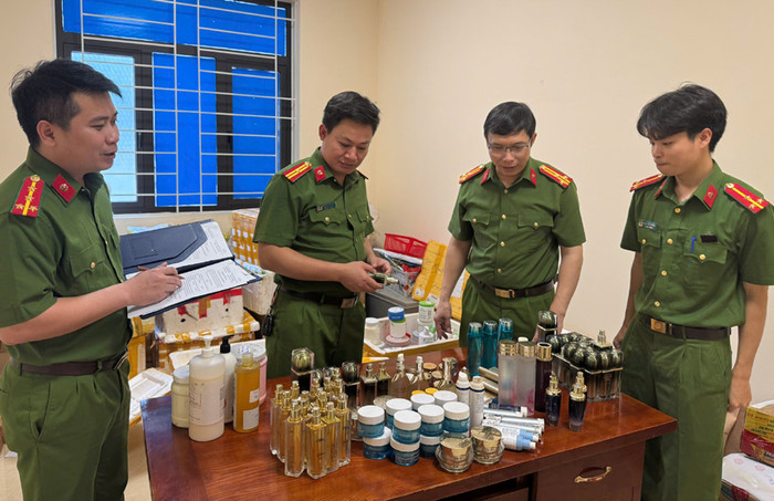 Văn phòng Cơ quan CSĐT Công an tỉnh Thanh Hóa triệt phá cơ sở sản xuất, buôn bán số lượng lớn mỹ phẩm giả do Nguyễn Thị Dung làm chủ. Ảnh: Công an tỉnh Thanh Hoá
