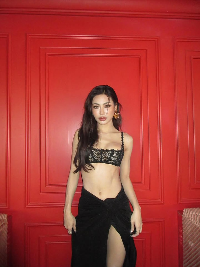 Không chỉ ăn mặc gợi cảm ở đời thường, Sarunat Puagpipat còn áp dụng phong cách này trong những lần đi dự sự kiện. Cô từng khiến người hâm mộ 'nóng mặt' khi khoác lên người bộ cánh táo bạo. Thiết kế này là sự kết hợp giữa chiếc bra được làm từ chất liệu ren mỏng cùng chân váy dáng dài, xẻ tà cao vút. Sarunat Puagpipat khoe trọn đôi 'gò bồng đảo' căng tràn, vòng eo nhỏ xíu săn chắc cùng đôi chân dài thon, nuột nà. (Ảnh: Instagram nhân vật)