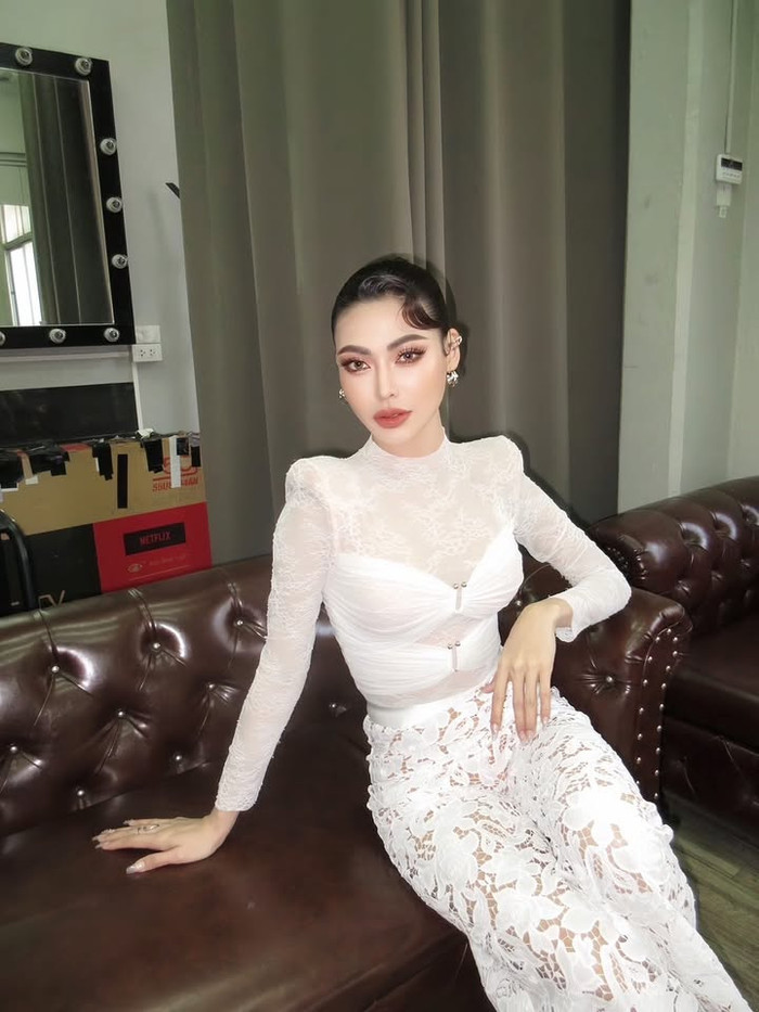 Phần lớn những thiết kế váy mang chất liệu ren mỏng có trong tủ đồ của Sarunat Puagpipat đều mang bảng màu đối lập đen và trắng. Không những vậy, chúng còn thiết kế theo form dáng bó sát, tôn lên những đường cong chuẩn chỉnh của hình thể. (Ảnh: Instagram nhân vật)