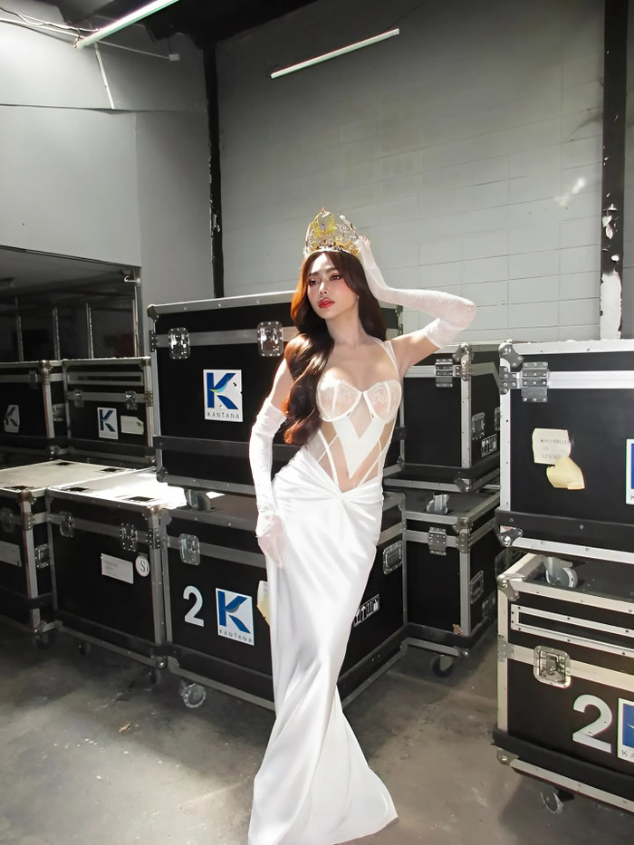 Sarunat Puagpipat tạo nên thành tích B2B cho tỉnh Phuket tại Hoa hậu Hòa bình Thái Lan 2025. Sắp tới, cô sẽ đại diện xứ chùa Vàng chinh chiến Hoa hậu Hòa bình Quốc tế trong cùng năm. Sarunat Puagpipat được đánh giá là thí sinh tiềm năng hội tụ đủ tiêu chí 4B của ông Nawat gồm: Beauty (nhan sắc), Body (vóc dáng), Brain (tri thức), Business (công việc kinh doanh). (Ảnh: Instagram nhân vật)