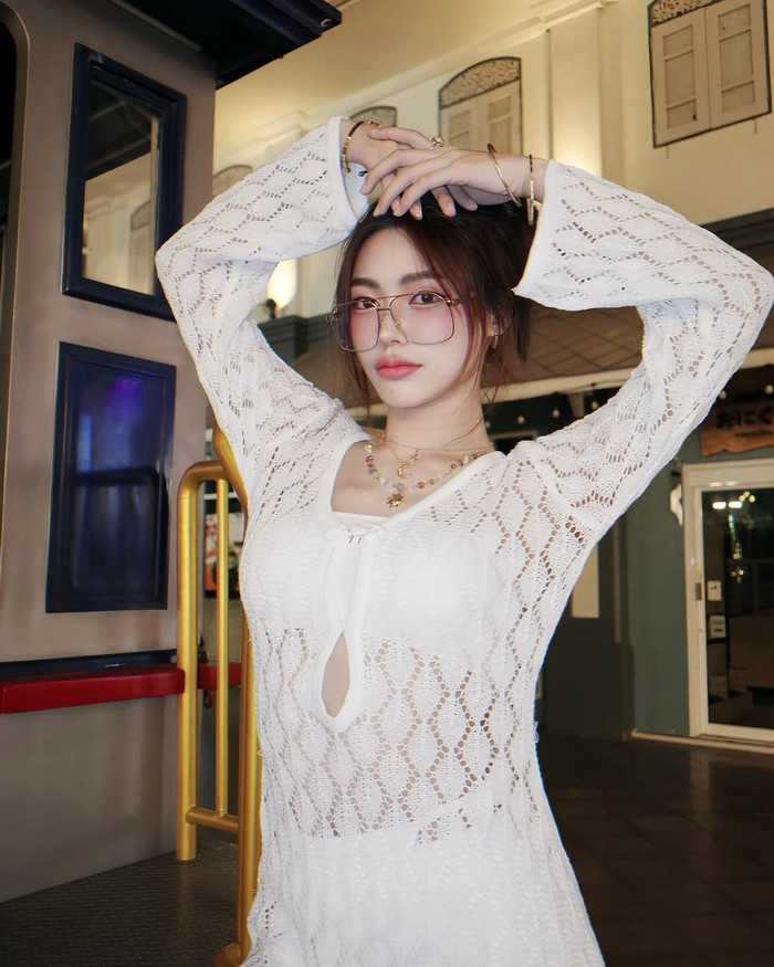 Thời gian gần đây, Sarunat Puagpipat chăm chỉ 'lăng xê' váy áo được làm từ chất liệu ren mỏng nhẹ, mang đến cảm giác phóng khoáng. Trong một lần xuống phố, cô khoác lên người chiếc váy ren xuyên thấu màu trắng tối giản. Tuy nhiên, để tránh rơi vào tình huống hớ hênh, đương kim Hoa hậu Hòa bình Thái Lan khéo léo phối cùng set đồ thể thao gồm áo croptop và quần short ngắn phía trong. Ngoài ra, Sarunat Puagpipat còn ghi điểm với nước da trắng sáng, không chút khuyết điểm. (Ảnh: Instagram nhân vật)