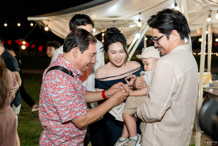 Vợ chồng Đoàn Văn Hậu tỏ ra vui mừng khi nghệ sĩ Quang Thắng tặng quà cho quý tử. Ảnh: FBNV