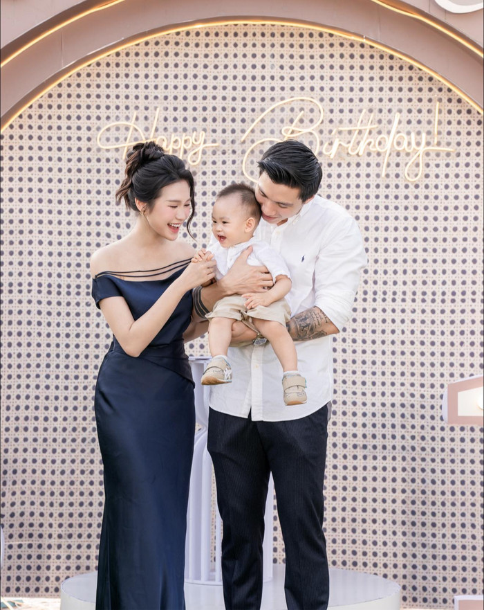 Vợ chồng Đoàn Văn Hậu đã làm tiệc thôi nôi hoành tráng cho con trai. Ảnh: FBNV