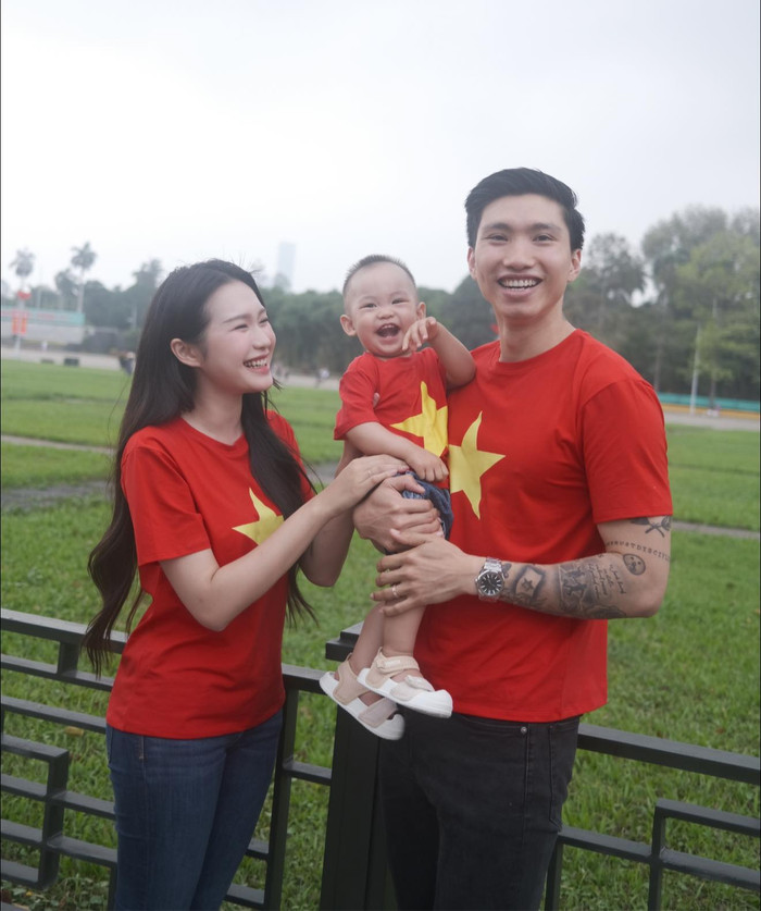 Đoàn Văn Hậu và Doãn Hải My tích cực chụp ảnh, lưu lại nhiều kỷ niệm cùng con trai. Ảnh: FBNV
