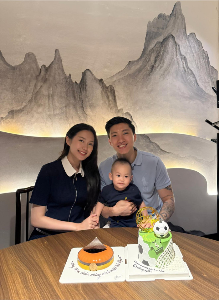Đoàn Văn Hậu và Doãn Hải My lộ rõ niềm vui từ khi bé Lúa chào đời. Ảnh: FBNV