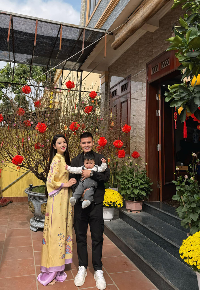 Vợ chồng Quang Hải chụp ảnh cùng con trai vào dịp Tết Nguyên đán năm nay. Ảnh: FBNV