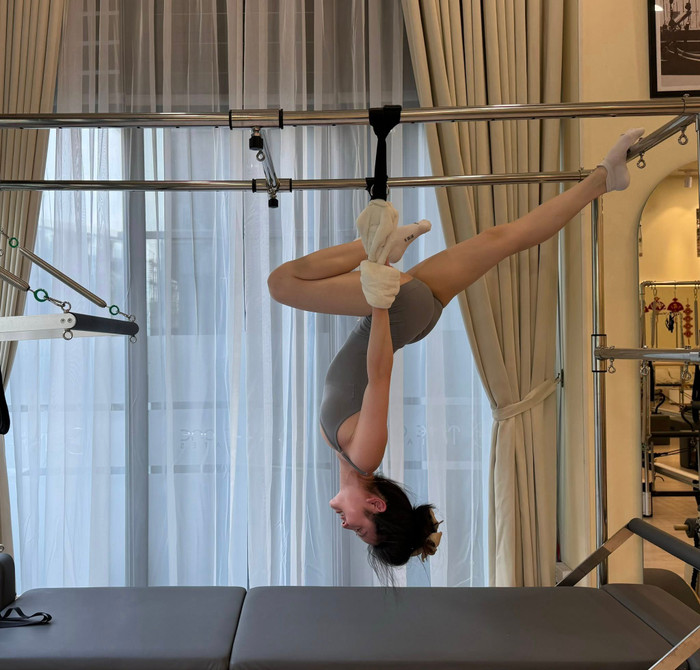 Vợ Quang Hải không ngần ngại tập những động tác khó của bộ môn Pilates. Ảnh: FBNV