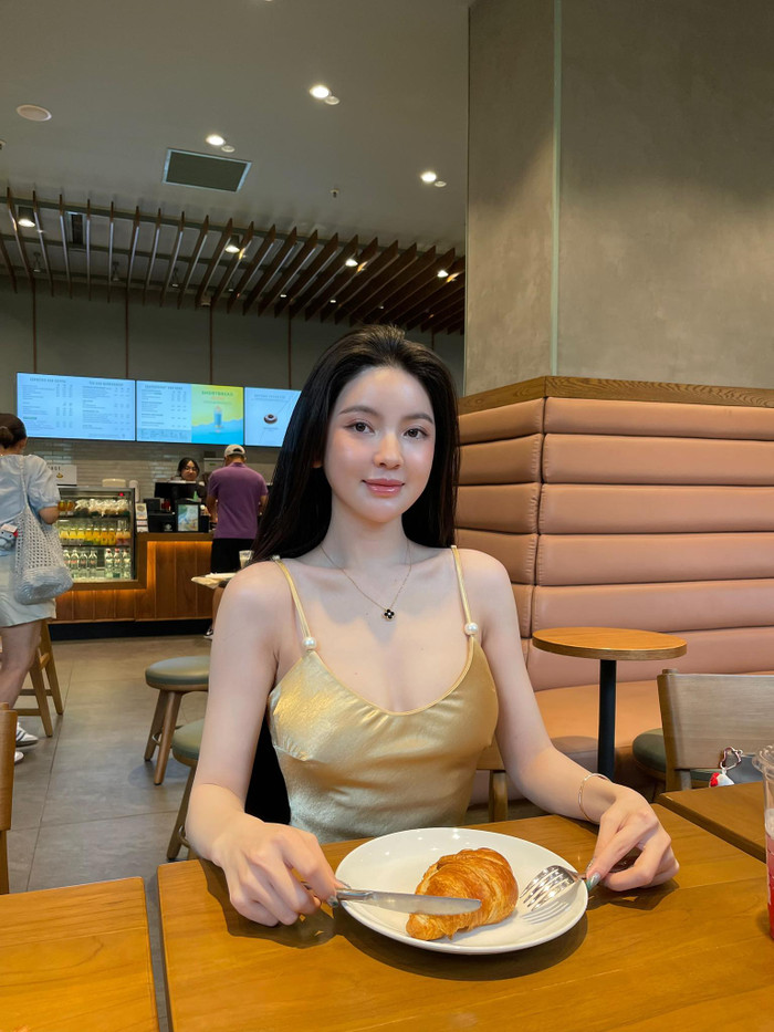 Bà xã Quang Hải tích cực mặc đồ trễ nải. Ảnh: FBNV