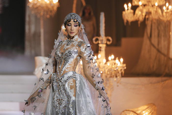 Khí chất lẫn kỹ năng của Hoàng Thùy khi sải bước ở vai trò 'chốt show' cũng gây bàn tán trên mạng xã hội. Với phom váy ôm dạng cột, Á hậu Hoàn vũ Việt Nam vẫn sải bước tự tin xuống cầu thang đầy cuốn hút, không phạm lỗi trên đường băng. Đồng thời, chân dài quê Thanh Hóa cũng thể hiện trọn vẹn tinh thần làm việc chuyên nghiệp 'không lố', 'không drama', 'sang trọng'.