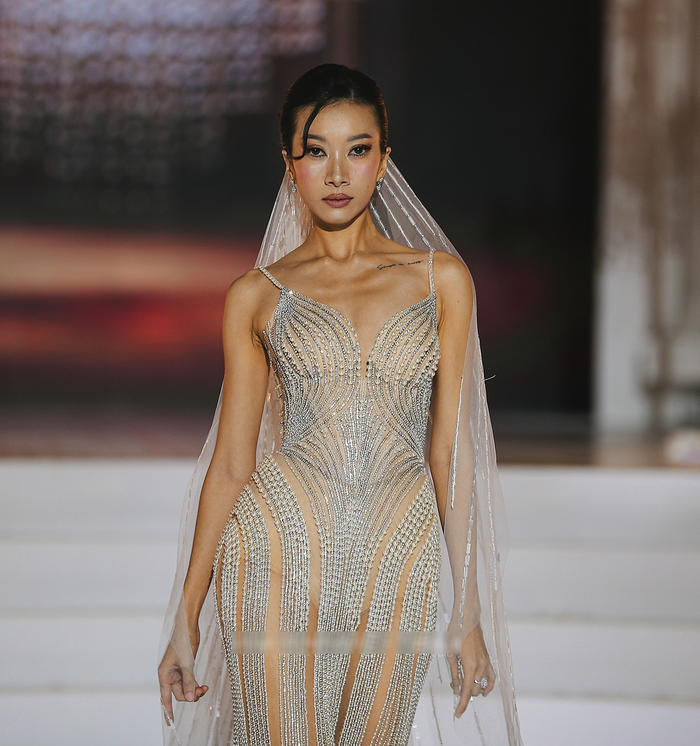 Ngoài các thiết kế truyền thống, nhà thiết kế dường như muốn truyền tải tinh thần 'phá vỡ những giới hạn' của váy cưới. Thiết kế với chất liệu xuyên thấu chủ đạo, kết hợp với những đường đính kết đá, pha lê lấp lánh chạy dọc theo đường cong cơ thể, tạo cảm giác như một 'làn da thứ hai' đầy mê hoặc. Điều này thể hiện một cô dâu không bị bó buộc bởi những quy chuẩn kín đáo truyền thống, mà tự do thể hiện vẻ đẹp và sự gợi cảm của mình.